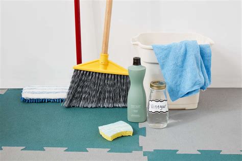 How to Clean Rubber Floor: A Comprehensive Guide to Maintaining Your Space and Exploring the Mysteries of Rubber's Resilience