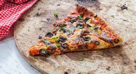 How to Use a Pizza Stone Without a Pizza Peel: A Journey Through Culinary Improvisation